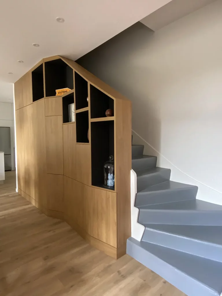 Maison-secondaire_renovation-architecture-interieur_intramuros-aveyron Escalier avec meuble sur mesure