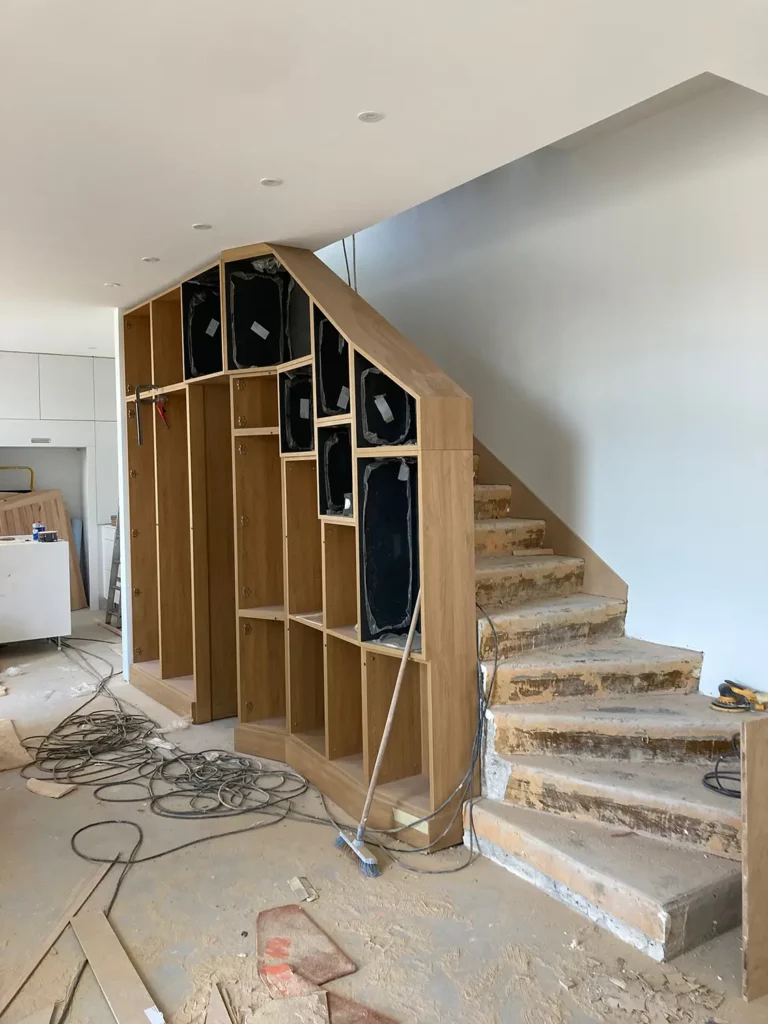 Pendant-travaux_Maison-secondaire_renovation-architecture-interieur_intramuros-aveyron Escalier et meuble sur-mesure en cours de chantier