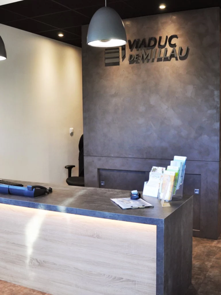 Les bureaux de l'aire du viaduc de Millau ont été repensés et réaménagés par l'agence d'architecte Intramuros