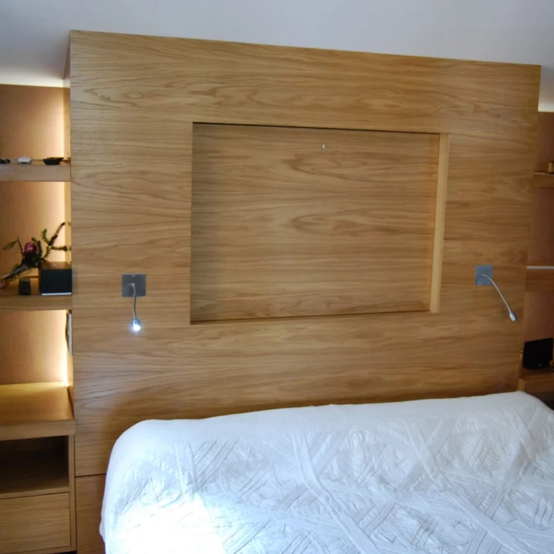 une tête de lit conçue et pensée pour se glisser dans la chambre et amener de la praticité