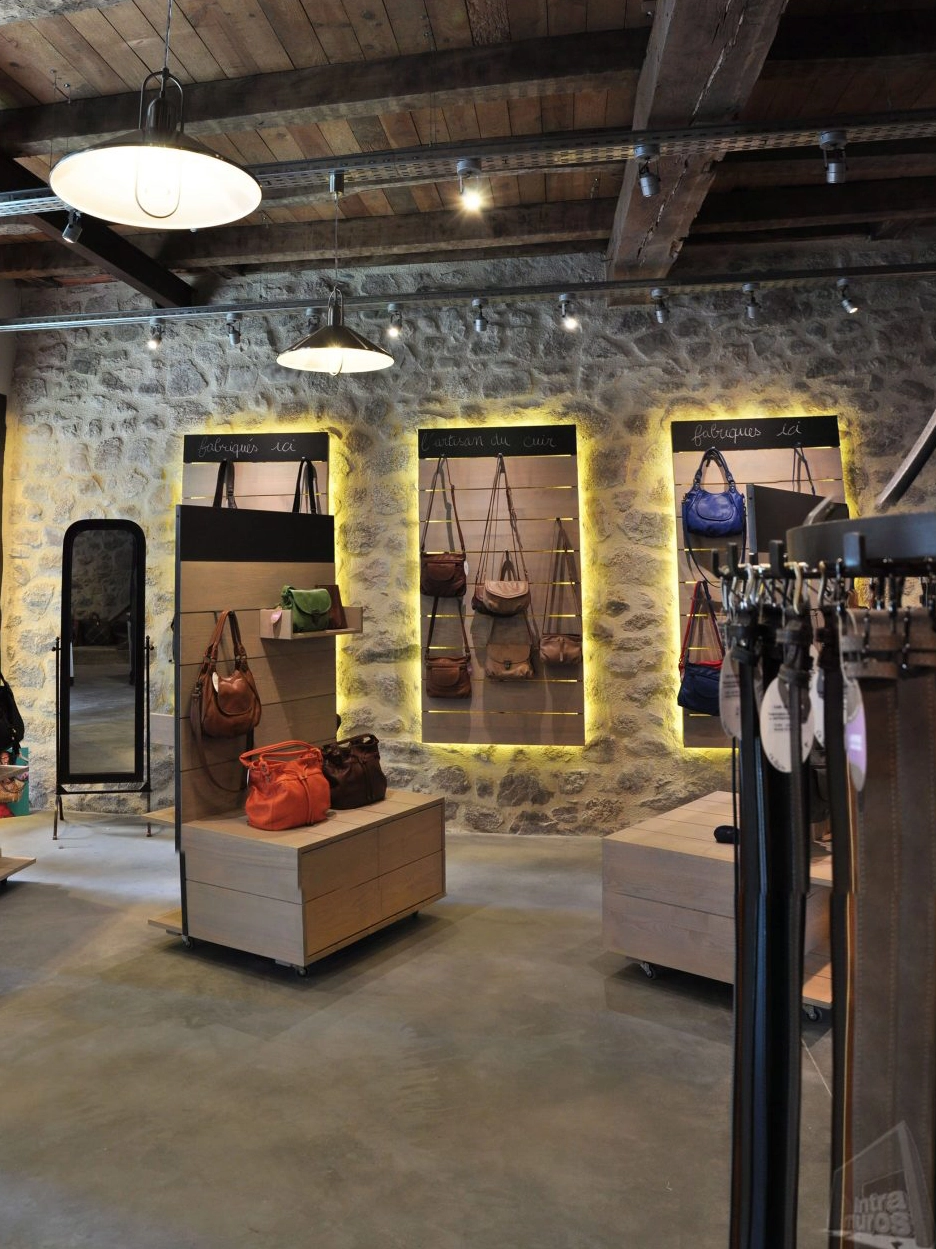 Une petite boutique aménagée par l'agence d'architectes Intramuros en Aveyron