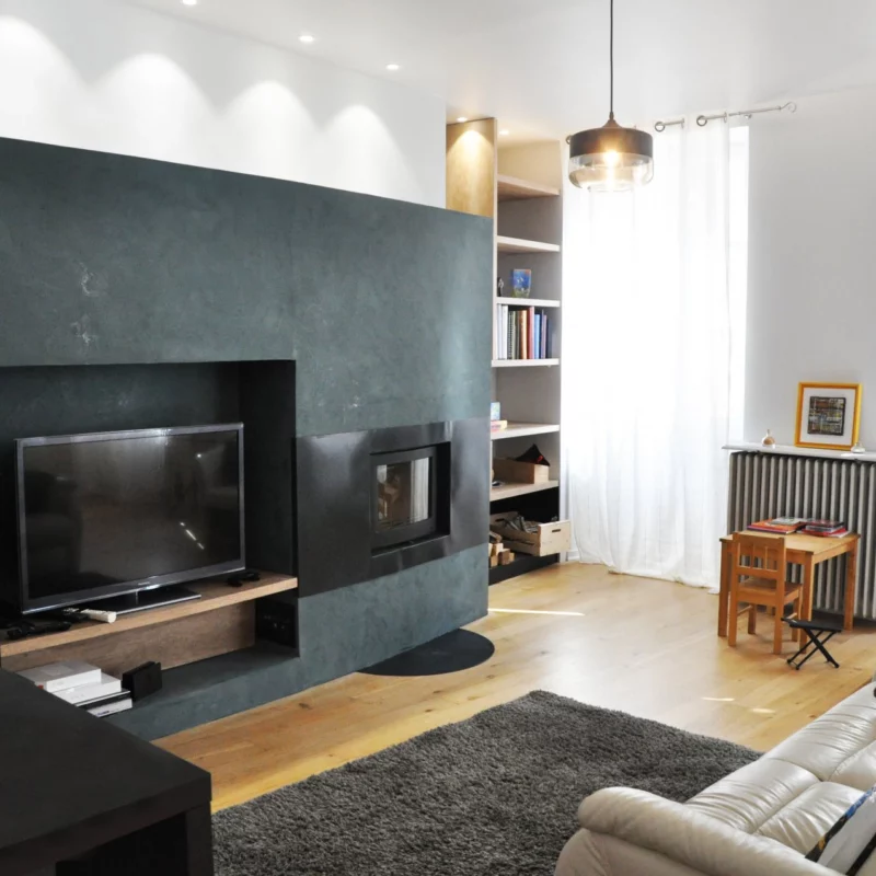 Un meuble télé pensé pour accueillir une cheminée et la fondre dans l'espace
